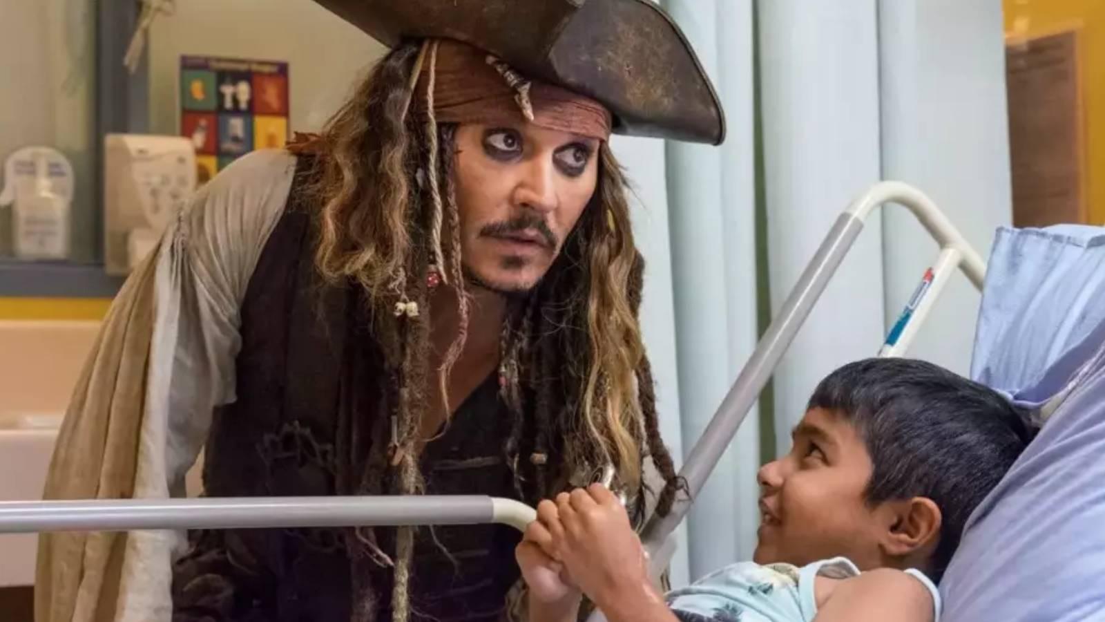 johnny deppten surpriz ziyaret kaptan jack sparrow kiliginda hasta cocuklari sevindirdi