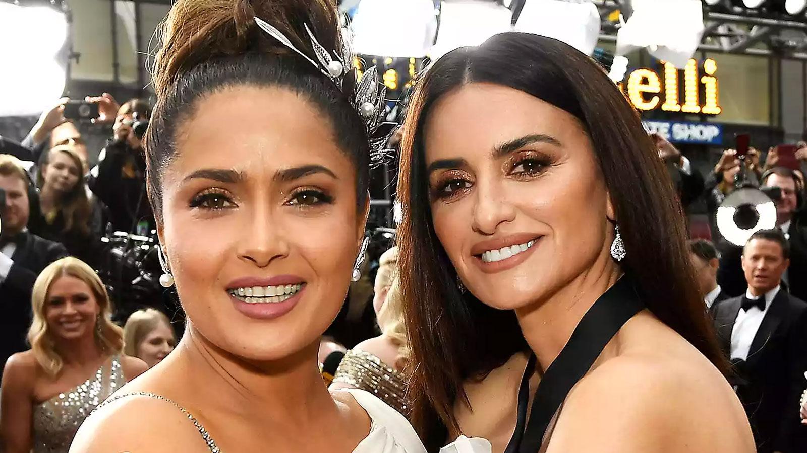 kirmizi haliya penelope cruz ve salma hayek dostlugu damga vurdu el ele poz verdiler