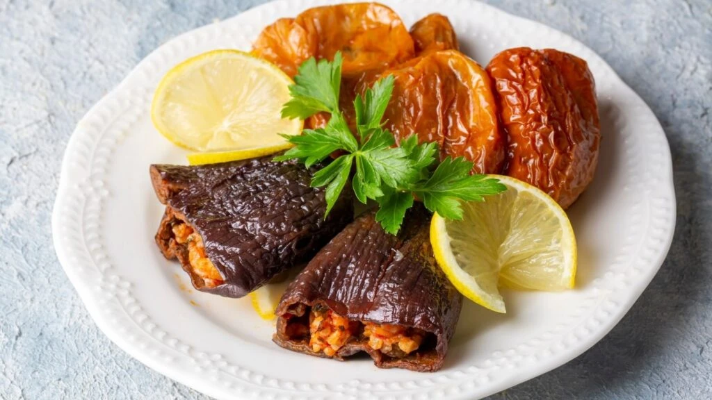 Ekşili bol sumaklı kuru dolma nasıl yapılır?