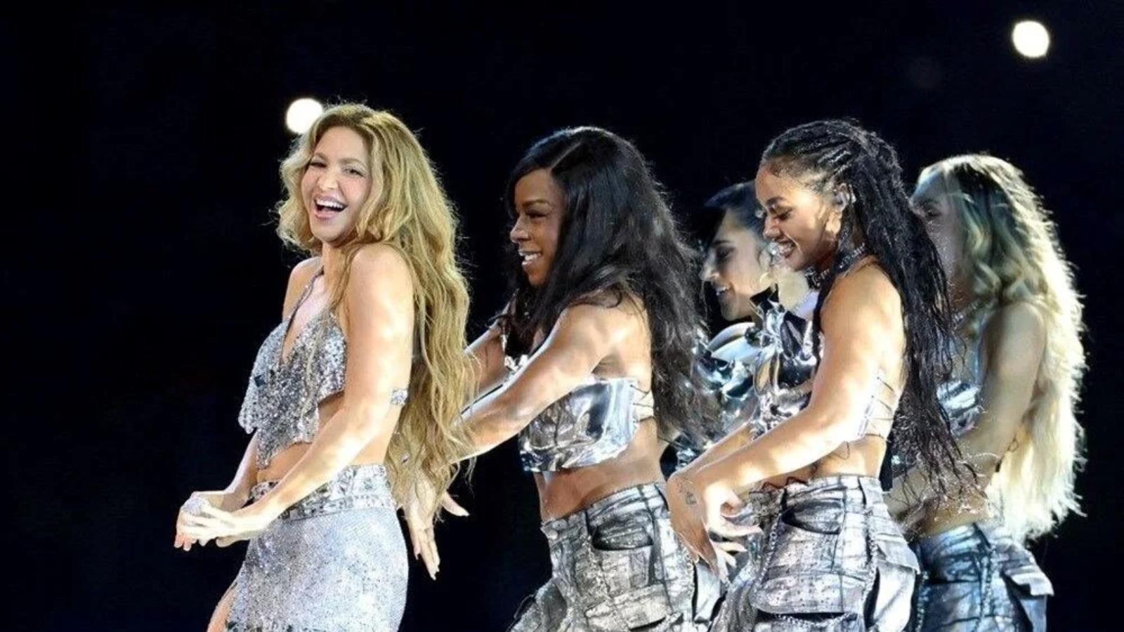 shakira nin konserleri adeta bir parti atmosferinde geciyor konserlerine akin ediyorlar