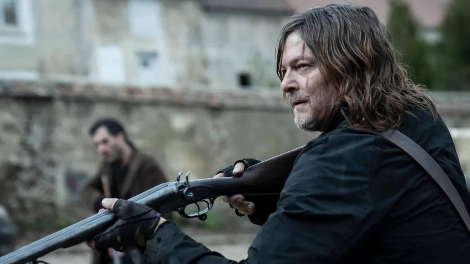 the walking dead daryl dixon zombi kiyametiyle geri donuyor